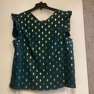 XL but fits like a medium green gold dotted blouse